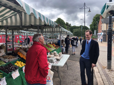 Tom Randall MP chats to shoppers at Arnold Market 